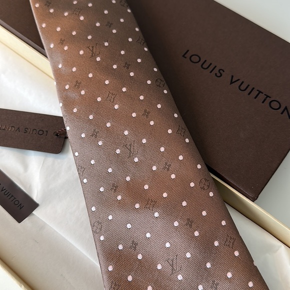 Brand New! WOVEN Louis Vuitton silk tie in original box and wrapping! New item! - Picture 3 of 13